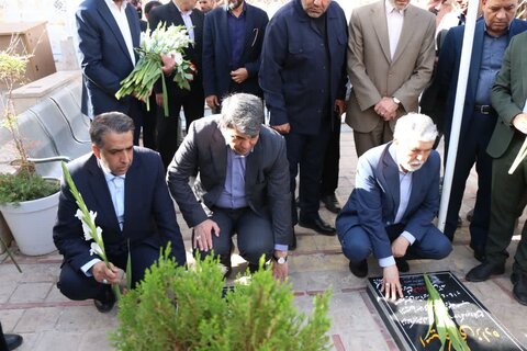 تصاویر/ ادای احترام وزیر فرهنگ و ارشاد اسلامی به سردار دلها و شهدای کرمان
