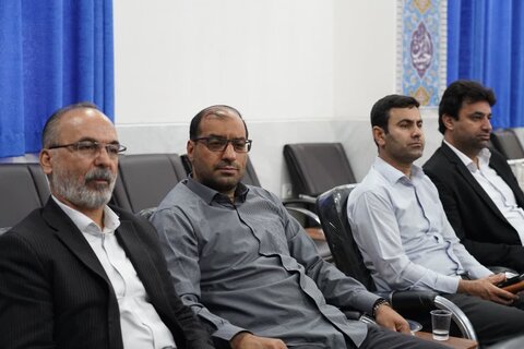 تصاویر دیدار کارمندان و فرماندهان پایگاه‌های مقاومت بسیج کارمندان ادارات کل لرستان با نماینده ولی‌فقیه در استان