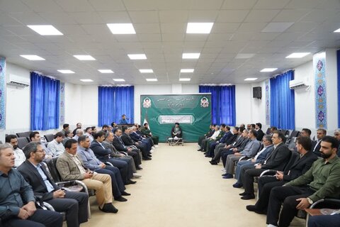 تصاویر دیدار کارمندان و فرماندهان پایگاه‌های مقاومت بسیج کارمندان ادارات کل لرستان با نماینده ولی‌فقیه در استان