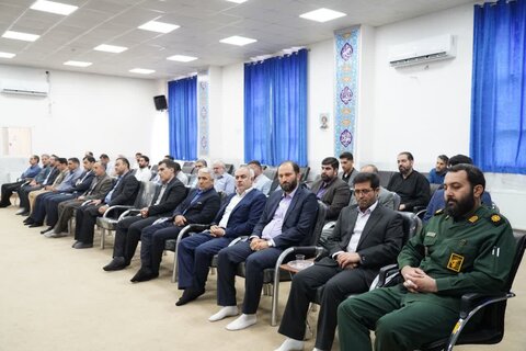 تصاویر دیدار کارمندان و فرماندهان پایگاه‌های مقاومت بسیج کارمندان ادارات کل لرستان با نماینده ولی‌فقیه در استان