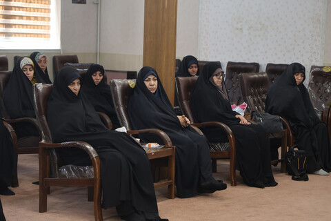 تصاویر / تقدیر امام جمعه همدان از خواهران‌ مبلغه فعال در ایام اربعین حسینی