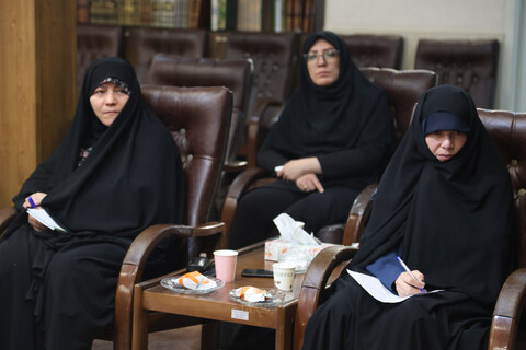 تصاویر / تقدیر امام جمعه همدان از خواهران‌ مبلغه فعال در ایام اربعین حسینی