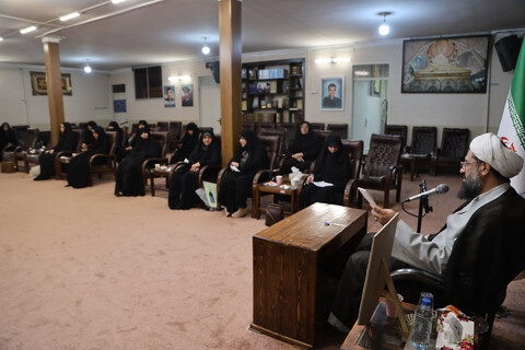 تصاویر / تقدیر امام جمعه همدان از خواهران‌ مبلغه فعال در ایام اربعین حسینی