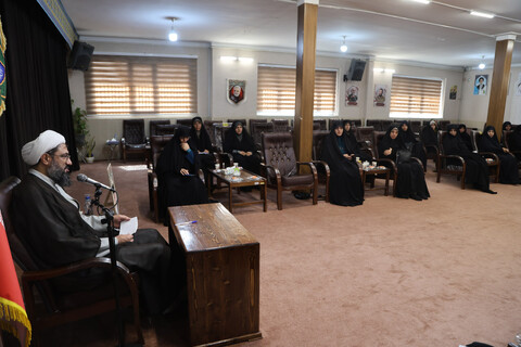 تصاویر / تقدیر امام جمعه همدان از خواهران‌ مبلغه فعال در ایام اربعین حسینی