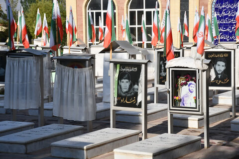 تصاویر/ غبارروبی وعطرافشانی گلزار مطهر شهدای خوی