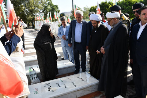 تصاویر/ غبارروبی وعطرافشانی گلزار مطهر شهدای خوی