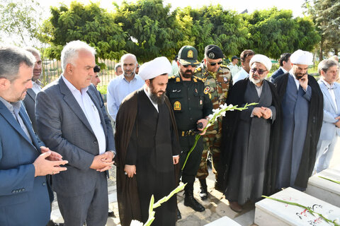 تصاویر/ غبارروبی وعطرافشانی گلزار مطهر شهدای خوی