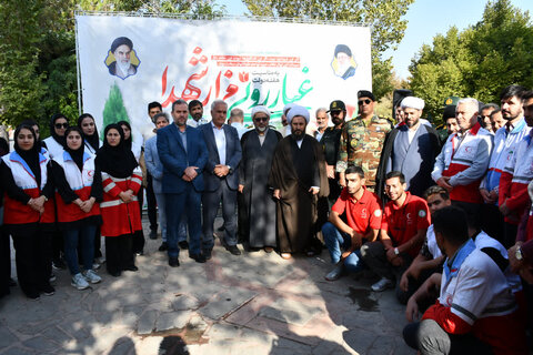 تصاویر/ غبارروبی وعطرافشانی گلزار مطهر شهدای خوی