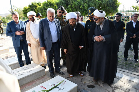 تصاویر/ غبارروبی وعطرافشانی گلزار مطهر شهدای خوی