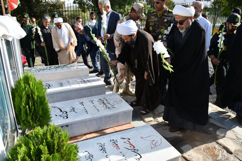 تصاویر/ غبارروبی وعطرافشانی گلزار مطهر شهدای خوی