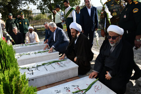 تصاویر/ غبارروبی وعطرافشانی گلزار مطهر شهدای خوی