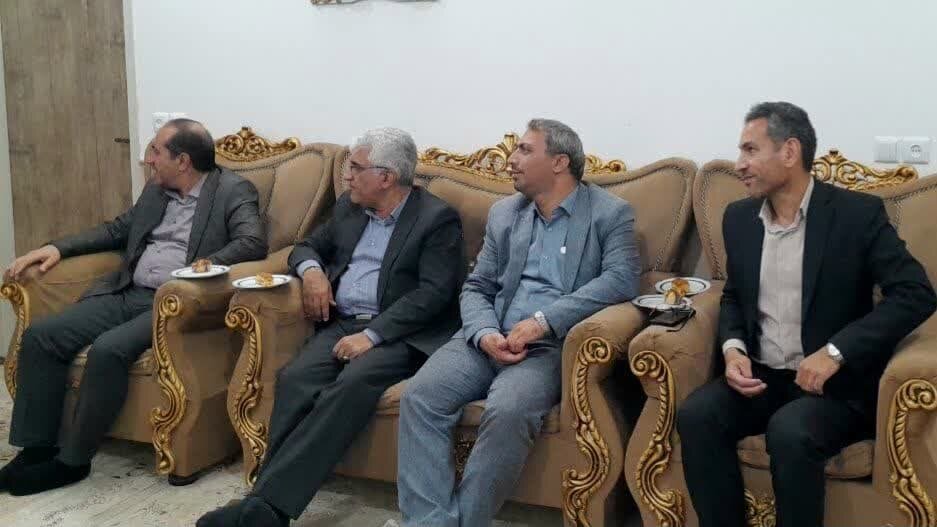 دیدار معاون استاندار اصفهان با خانواده شهدای مدافع وطن در آران‌ و بیدگل+عکس