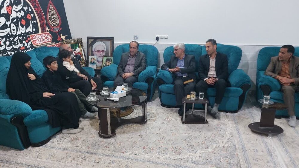 دیدار معاون استاندار اصفهان با خانواده شهدای مدافع وطن در آران‌ و بیدگل+عکس
