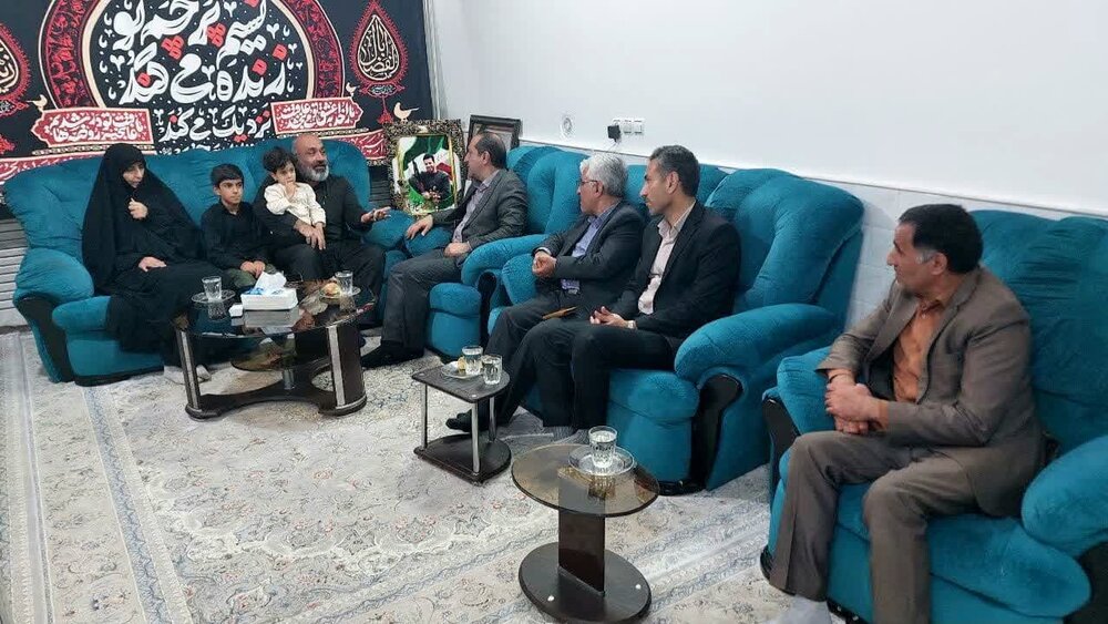 دیدار معاون استاندار اصفهان با خانواده شهدای مدافع وطن در آران‌ و بیدگل+عکس