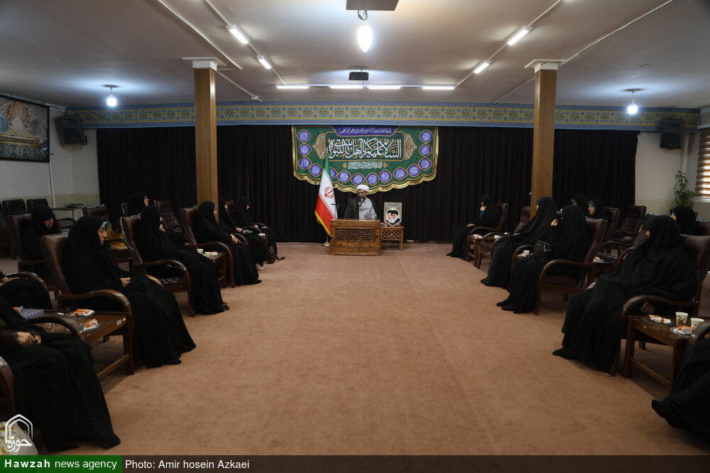 تصاویر / تقدیر امام جمعه همدان از خواهران‌ مبلغه فعال در ایام اربعین حسینی