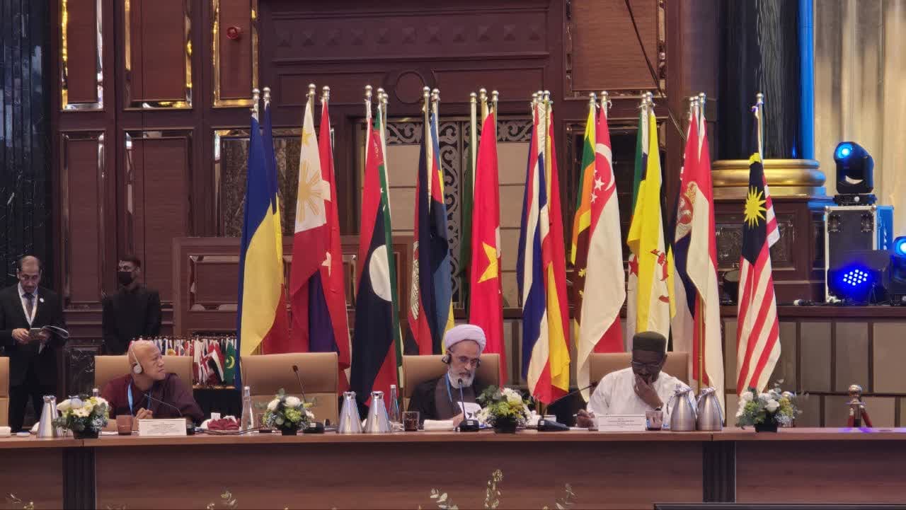 آية الله الأعرافي في مؤتمر ماليزيا: وحدة الأديان ومقاومة الظلم واجبان أساسيان للقادة الدينيين