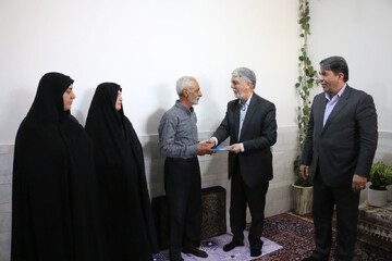تصاویر/دیدار وزیر فرهنگ و ارشاد اسلامی با خانواده شهید اقتدار در کرمان
