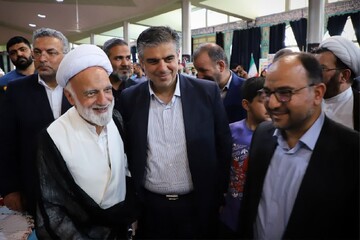 تصاویر/ بازدید نماینده ولی فقیه و استاندار مرکزی از میز خدمت دستگاه‌های اجرایی در مصلای اراک