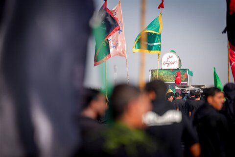 الزائرون يسيرون نحو سامراء المقدسة