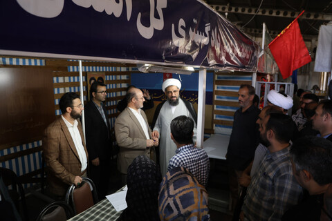 تصاویر / بازدید امام جمعه همدان از برگزاری میز خدمت در نماز جمعه همدان