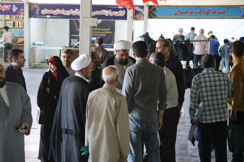 تصاویر / بازدید امام جمعه همدان از برگزاری میز خدمت در نماز جمعه همدان