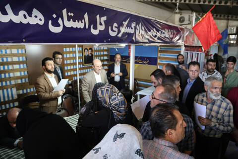 تصاویر / بازدید امام جمعه همدان از برگزاری میز خدمت در نماز جمعه همدان