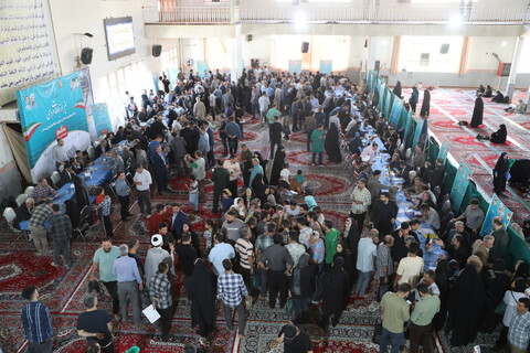 تصاویر / بازدید امام جمعه همدان از برگزاری میز خدمت در نماز جمعه همدان