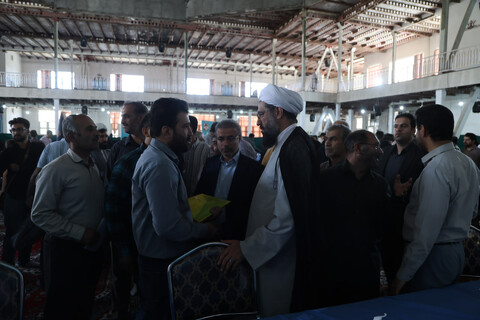 تصاویر / بازدید امام جمعه همدان از برگزاری میز خدمت در نماز جمعه همدان