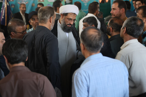 تصاویر / بازدید امام جمعه همدان از برگزاری میز خدمت در نماز جمعه همدان
