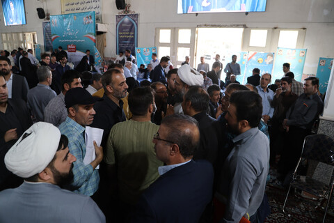 تصاویر / بازدید امام جمعه همدان از برگزاری میز خدمت در نماز جمعه همدان