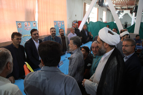 تصاویر / بازدید امام جمعه همدان از برگزاری میز خدمت در نماز جمعه همدان