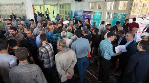 تصاویر / بازدید امام جمعه همدان از برگزاری میز خدمت در نماز جمعه همدان