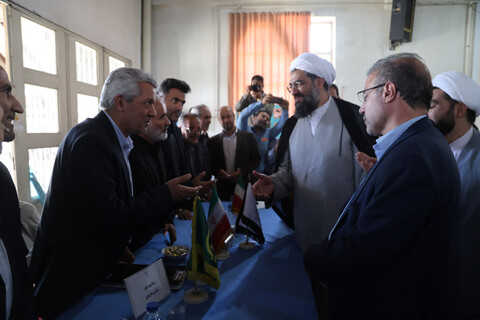 تصاویر / بازدید امام جمعه همدان از برگزاری میز خدمت در نماز جمعه همدان