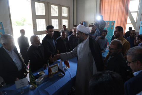 تصاویر / بازدید امام جمعه همدان از برگزاری میز خدمت در نماز جمعه همدان