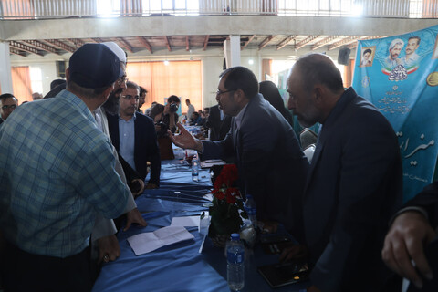 تصاویر / بازدید امام جمعه همدان از برگزاری میز خدمت در نماز جمعه همدان