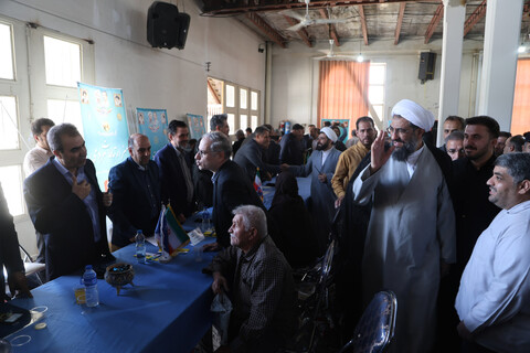 تصاویر / بازدید امام جمعه همدان از برگزاری میز خدمت در نماز جمعه همدان