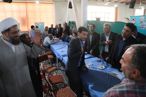 تصاویر / بازدید امام جمعه همدان از برگزاری میز خدمت در نماز جمعه همدان