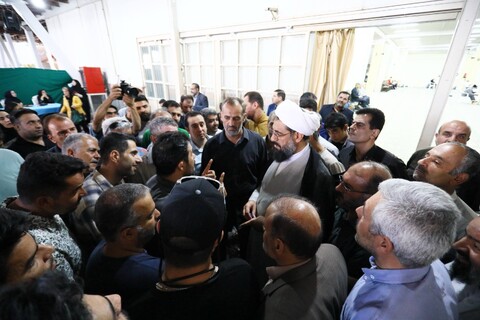 تصاویر / بازدید امام جمعه همدان از برگزاری میز خدمت در نماز جمعه همدان