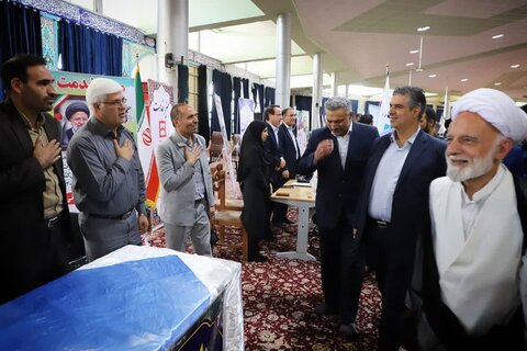 تصاویر/بازدید نماینده ولی فقیه و استاندار مرکزی از میز خدمت دستگاه‌های اجرایی در مصلای اراک