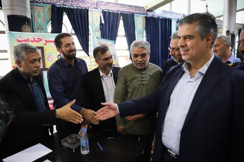 تصاویر/بازدید نماینده ولی فقیه و استاندار مرکزی از میز خدمت دستگاه‌های اجرایی در مصلای اراک