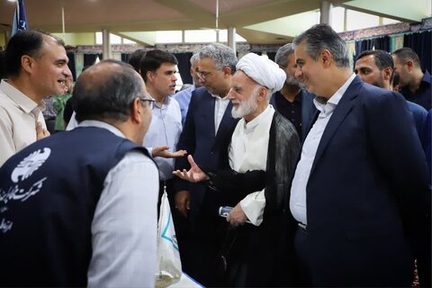 تصاویر/بازدید نماینده ولی فقیه و استاندار مرکزی از میز خدمت دستگاه‌های اجرایی در مصلای اراک