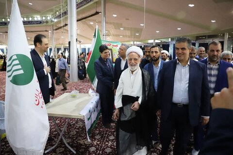 تصاویر/بازدید نماینده ولی فقیه و استاندار مرکزی از میز خدمت دستگاه‌های اجرایی در مصلای اراک