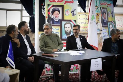 تصاویر/بازدید نماینده ولی فقیه و استاندار مرکزی از میز خدمت دستگاه‌های اجرایی در مصلای اراک