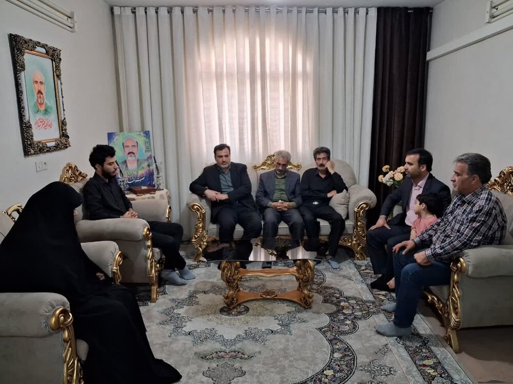فرماندار ویژه شهرستان کاشان با خانواده شهدای اقتدار دیدار کرد