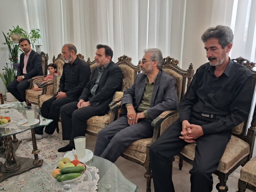 فرماندار ویژه شهرستان کاشان با خانواده شهدای اقتدار دیدار کرد