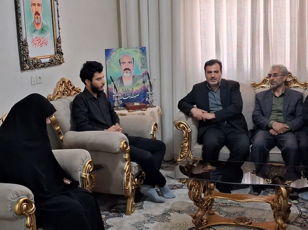 فرماندار ویژه شهرستان کاشان با خانواده شهدای اقتدار دیدار کرد