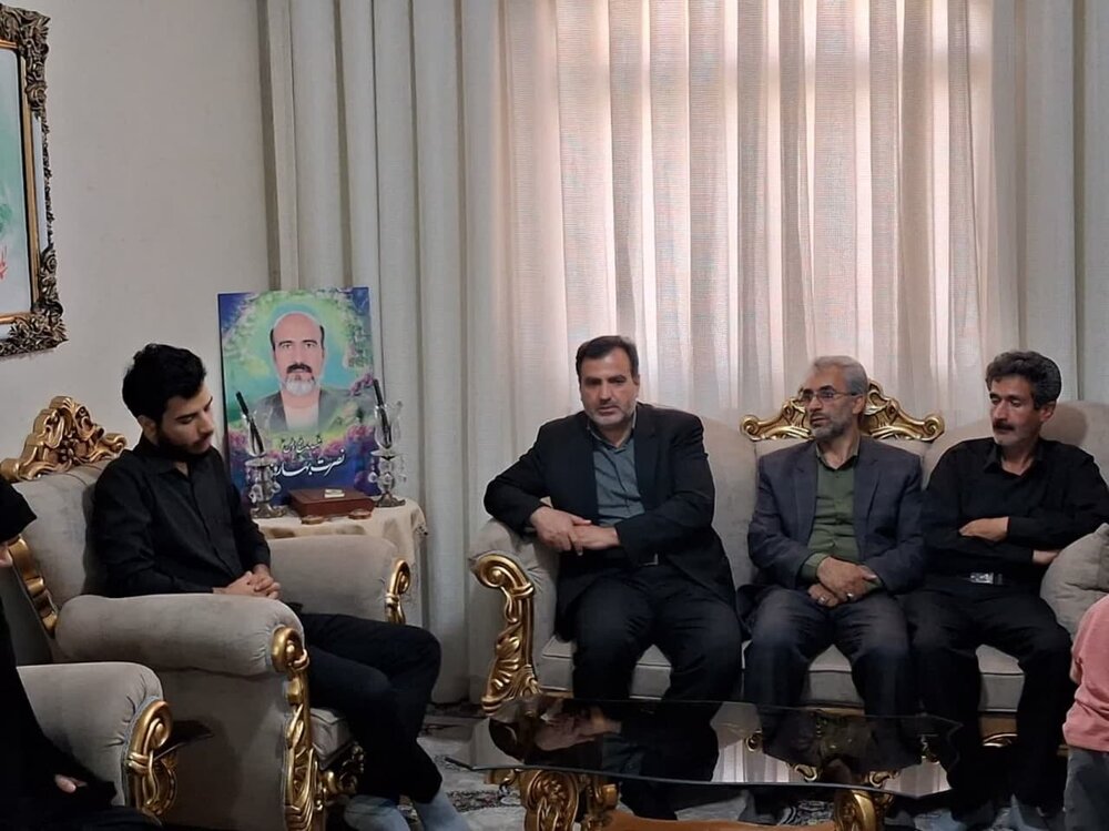 فرماندار ویژه شهرستان کاشان با خانواده شهدای اقتدار دیدار کرد