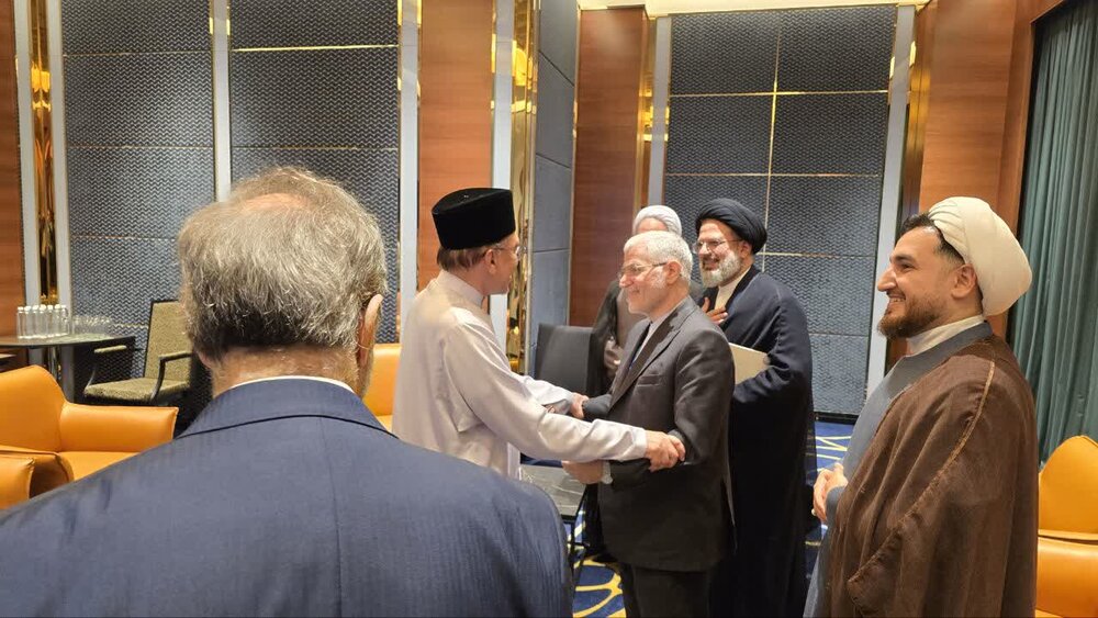 आयतुल्लाह आराफ़ी की मलेशियाई प्रधानमंत्री से मुलाकात / मलेशियाई सरकार और जनता की नीति उत्पीड़ित फ़िलिस्तीनी जनता, विशेष रूप से गाज़ा का समर्थन करना है + फ़ोटो