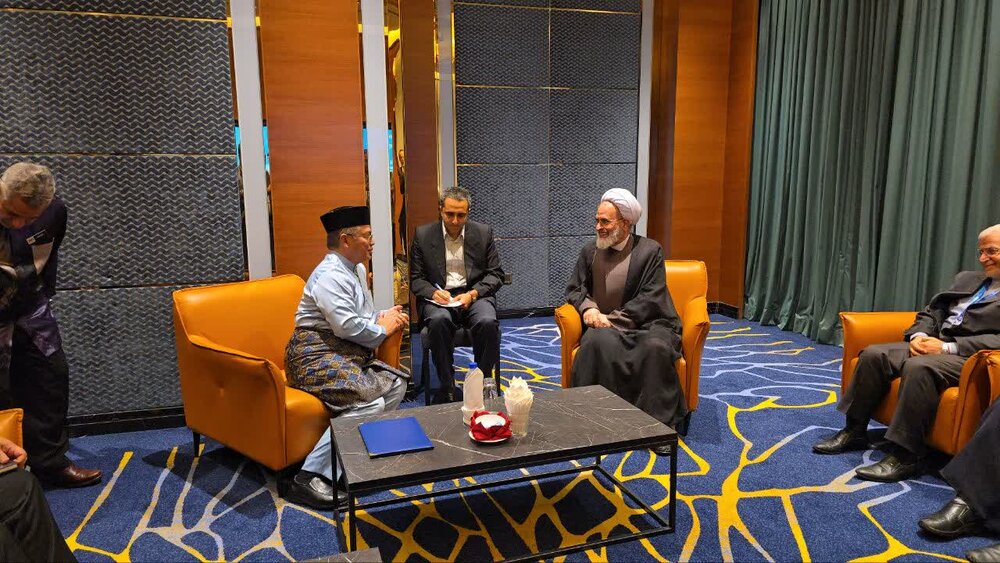 آیت‌الله اعرافی در دیدار با محمد نعیم بن مختار بر توسعه روابط دینی ایران و مالزی تأکید کرد