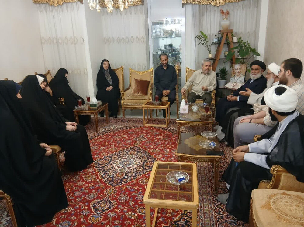 فیلم| دیدار نماینده ولی‌فقیه در بوشهر با خانواده شهید سرلشکر باقری